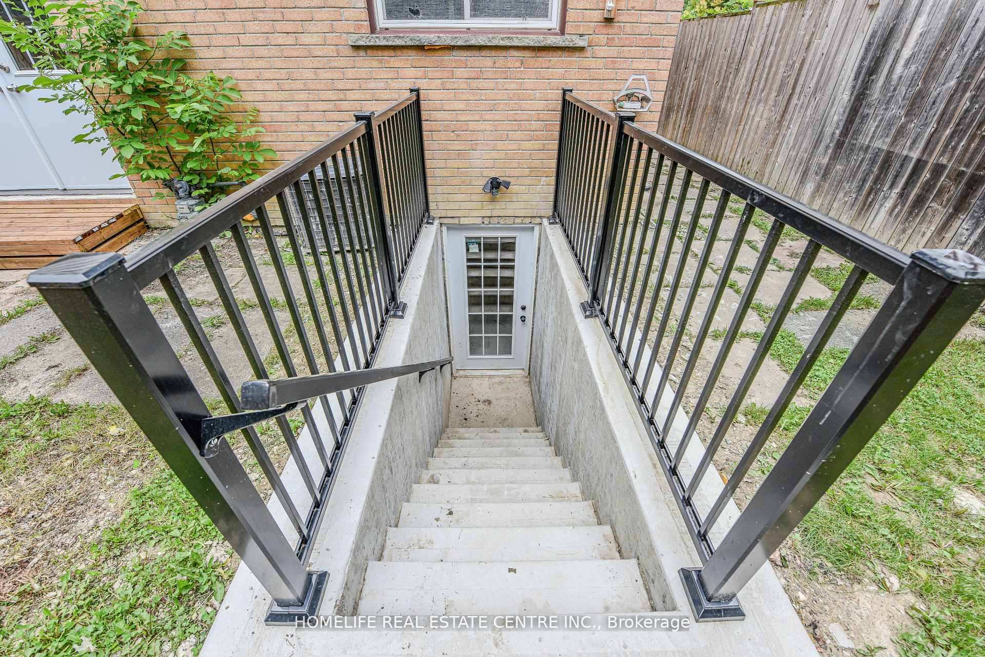 Photo 20 of 37 Newlyn Crescent, Brampton, Brampton North — HOMEH
