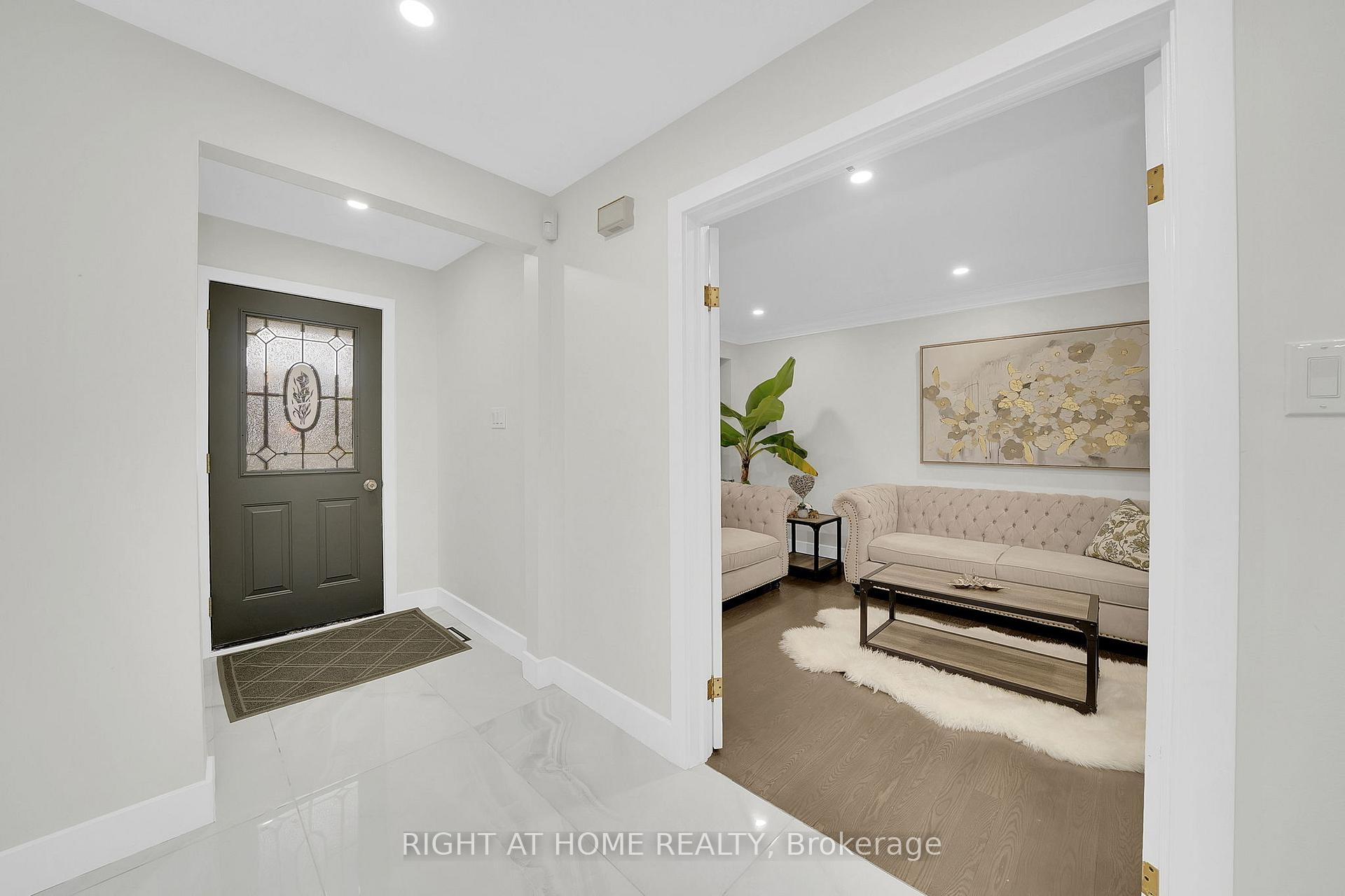 Photo 2 of 57 Wexford Road, Brampton, Heart Lake West — HOMEH