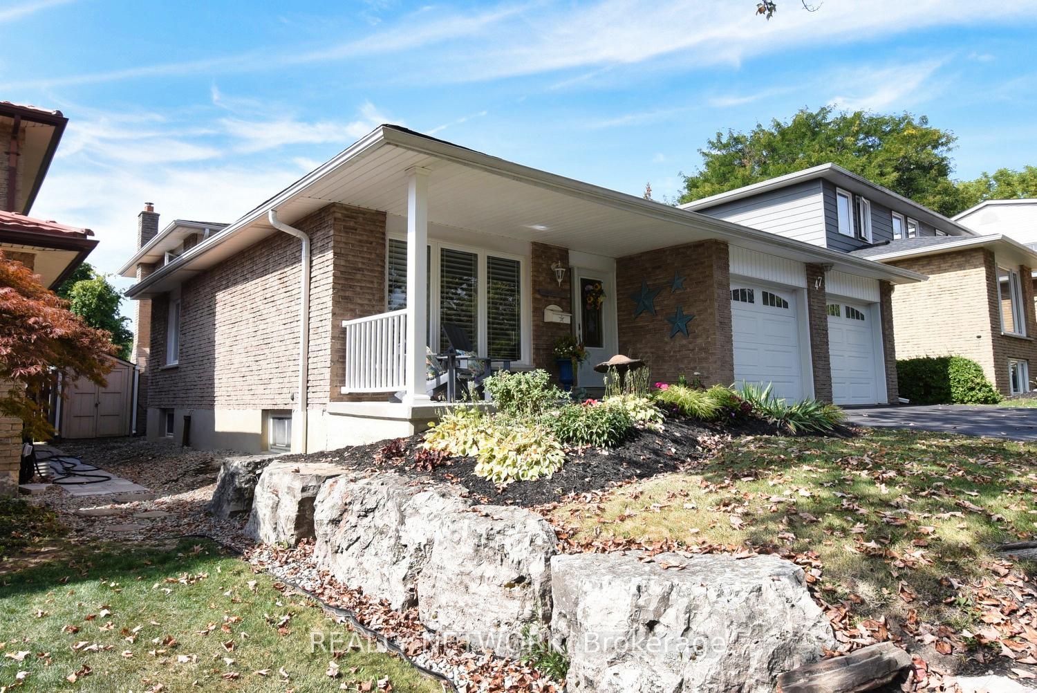 Photo 3 of 47 Highland Park Drive, Hamilton, Dundas — HOMEH
