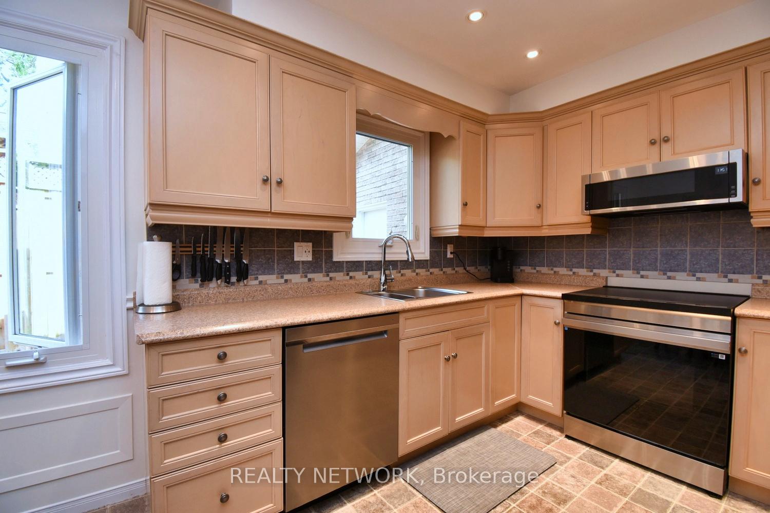 Photo 12 of 47 Highland Park Drive, Hamilton, Dundas — HOMEH