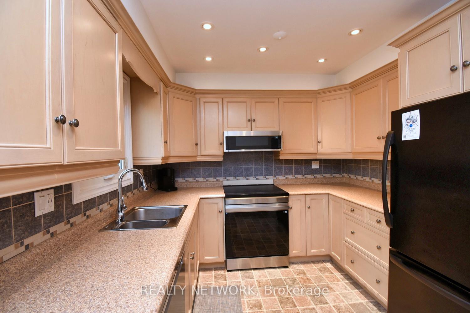 Photo 13 of 47 Highland Park Drive, Hamilton, Dundas — HOMEH