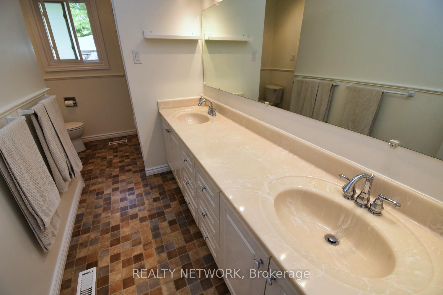 Photo 26 of 47 Highland Park Drive, Hamilton, Dundas — HOMEH