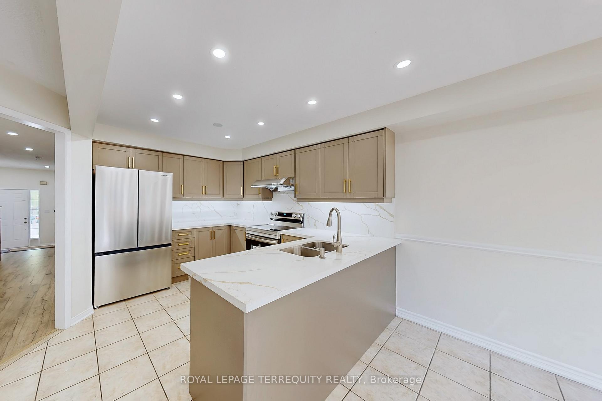 Photo 9 of 54 Mistdale Crescent, Brampton, Fletcher's Meadow — HOMEH