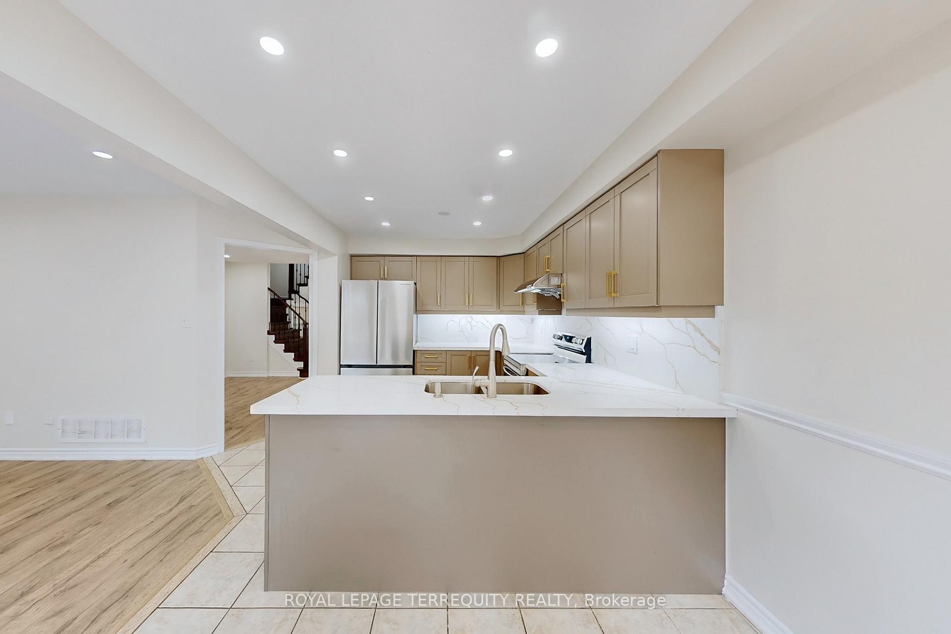 Photo 6 of 54 Mistdale Crescent, Brampton, Fletcher's Meadow — HOMEH