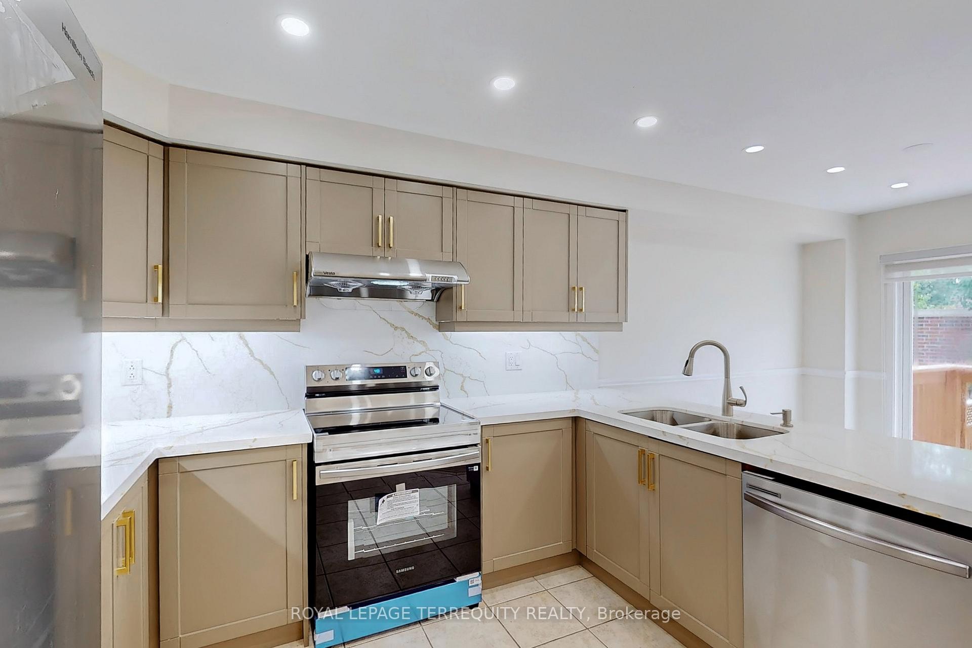 Photo 3 of 54 Mistdale Crescent, Brampton, Fletcher's Meadow — HOMEH