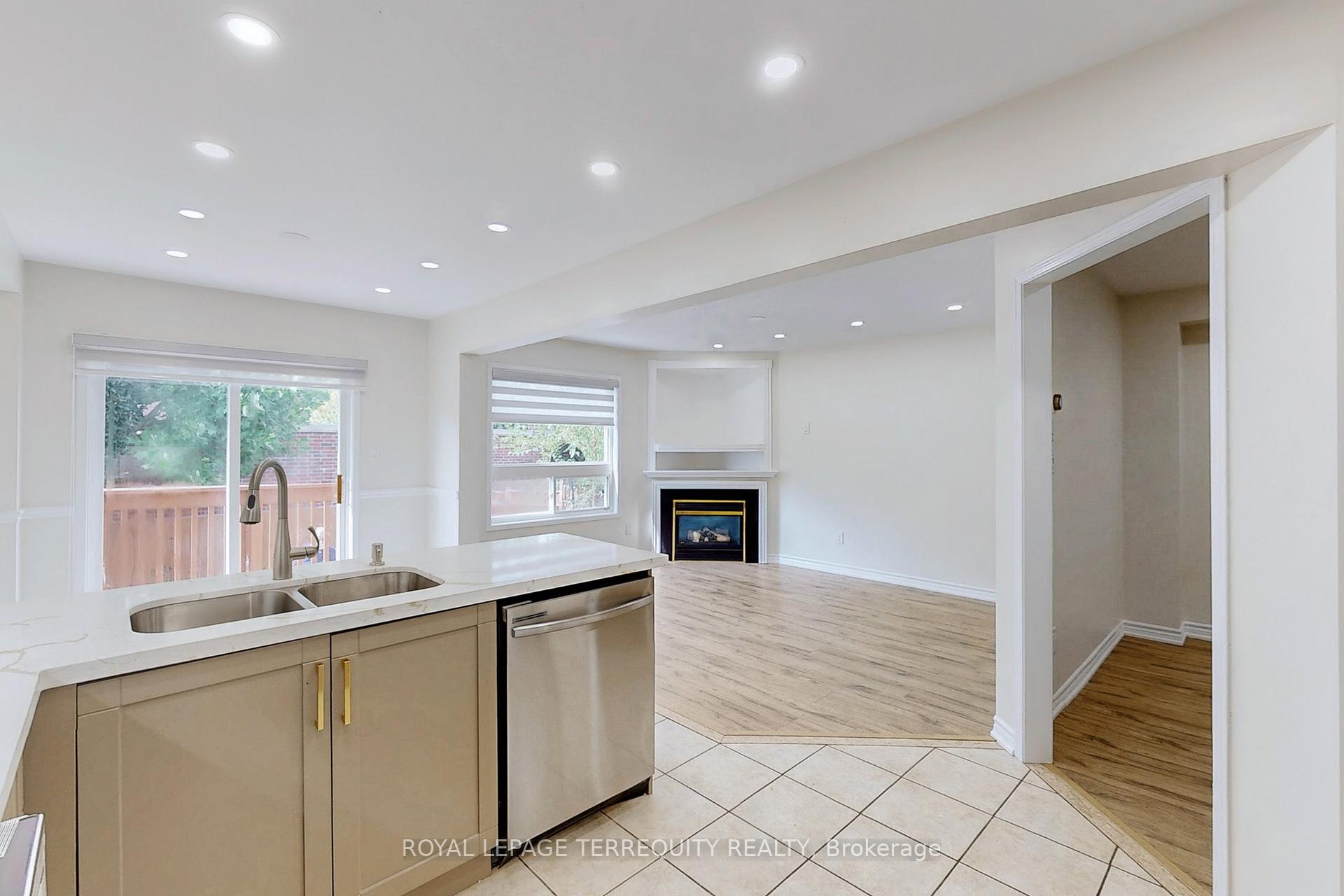 Photo 7 of 54 Mistdale Crescent, Brampton, Fletcher's Meadow — HOMEH