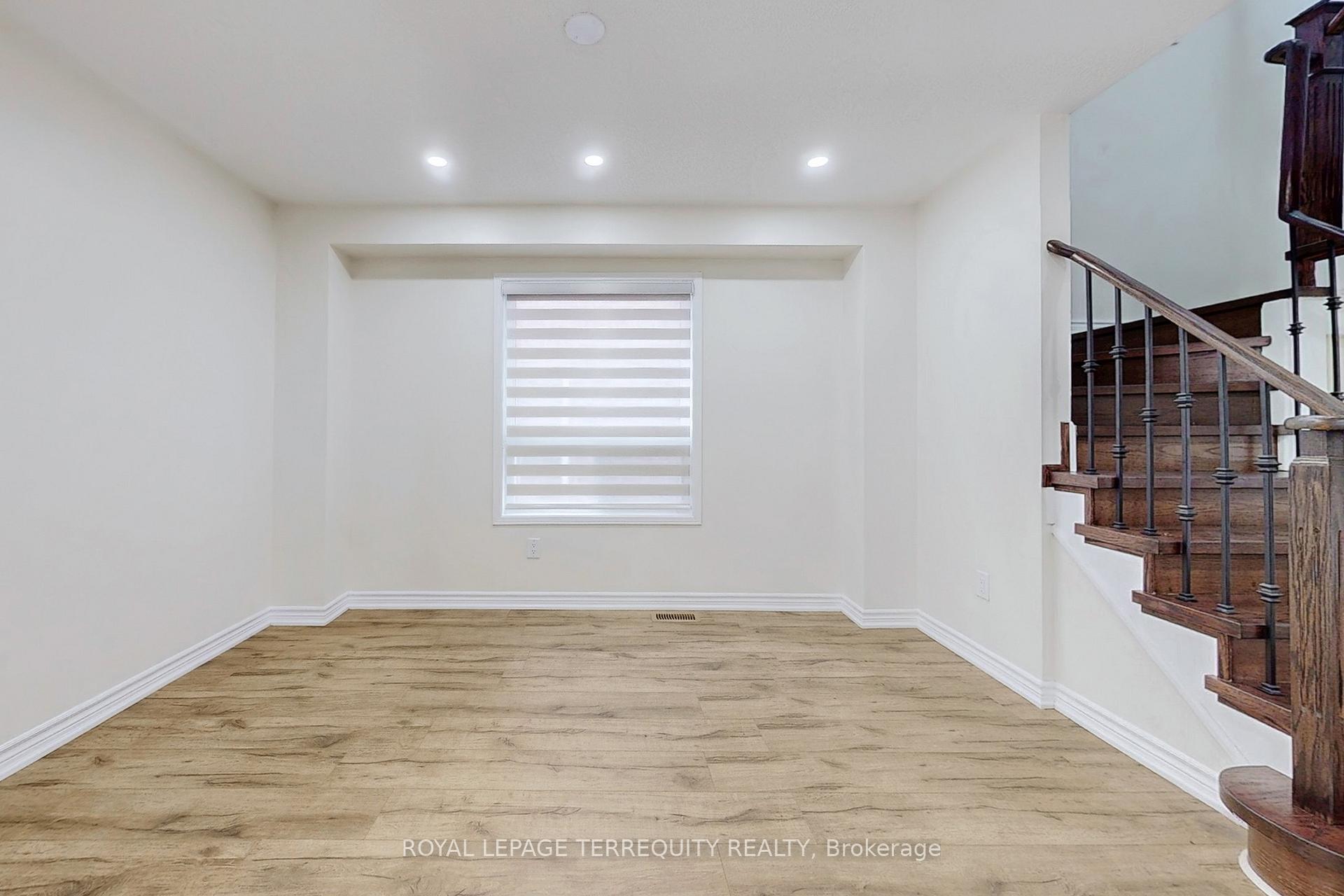 Photo 5 of 54 Mistdale Crescent, Brampton, Fletcher's Meadow — HOMEH