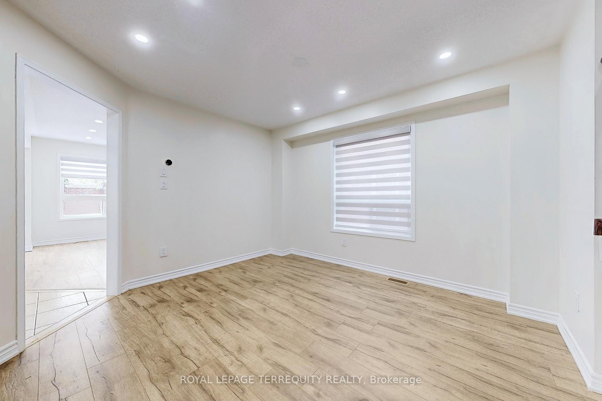 Photo 8 of 54 Mistdale Crescent, Brampton, Fletcher's Meadow — HOMEH