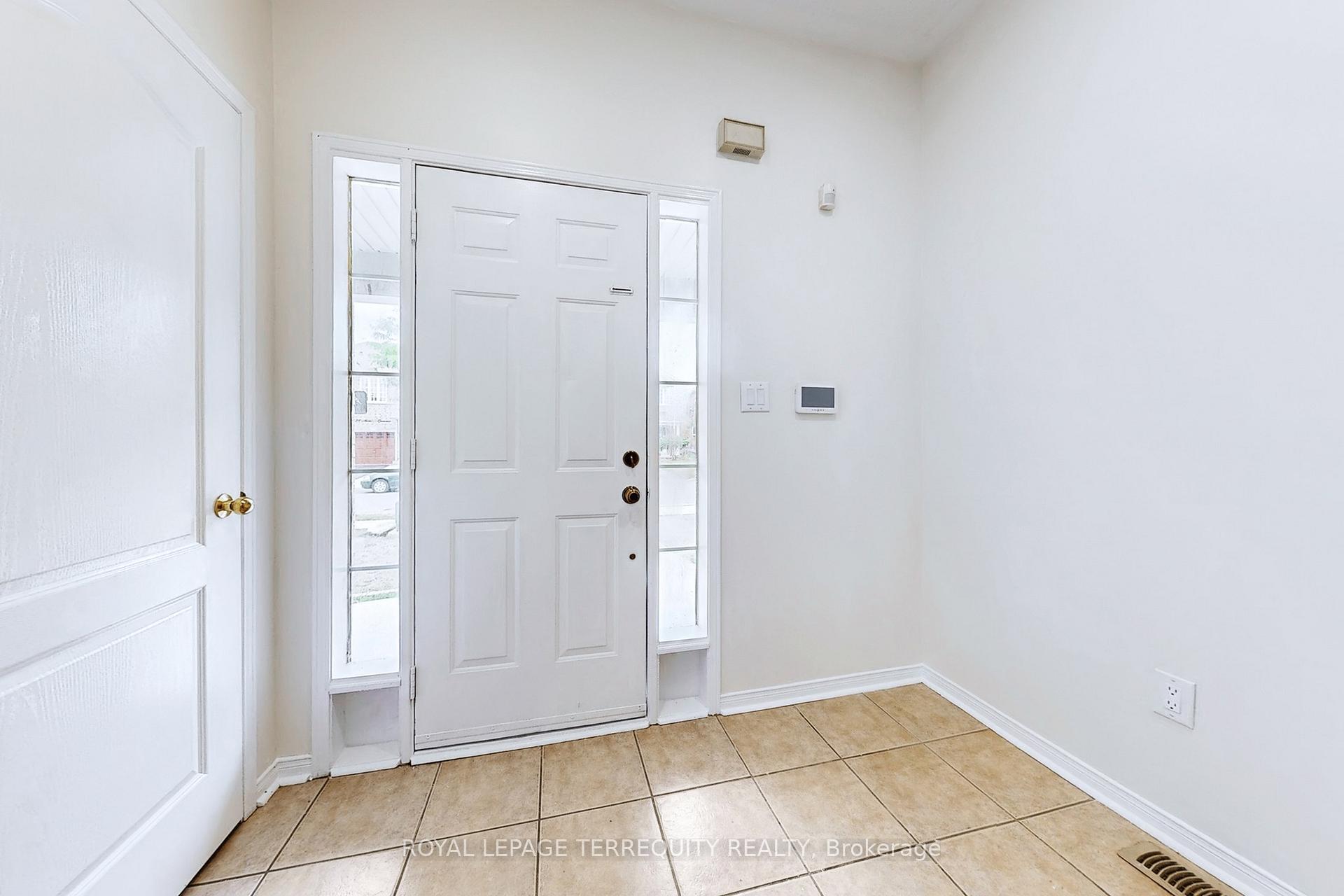 Photo 12 of 54 Mistdale Crescent, Brampton, Fletcher's Meadow — HOMEH