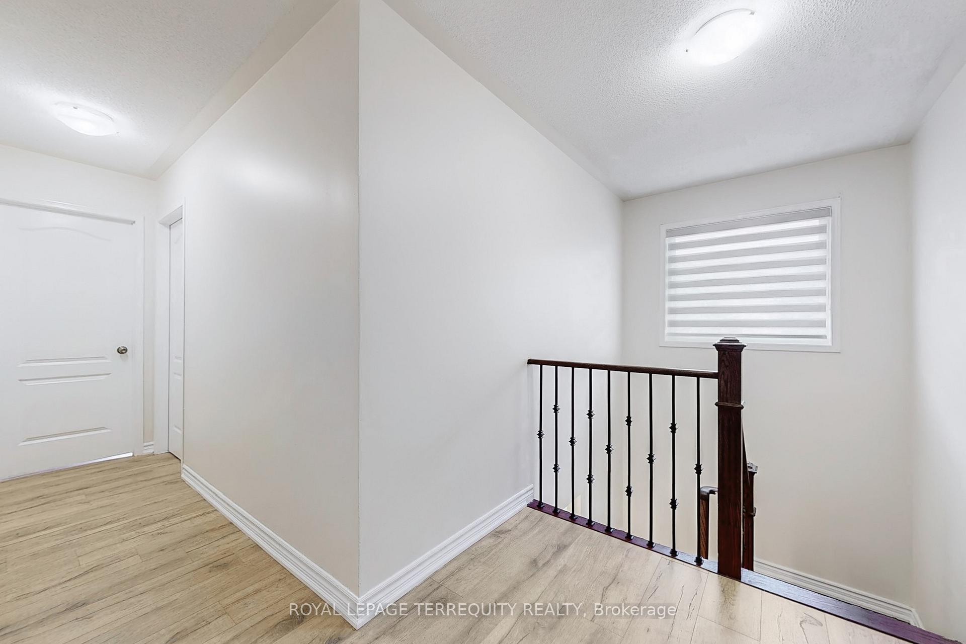 Photo 11 of 54 Mistdale Crescent, Brampton, Fletcher's Meadow — HOMEH