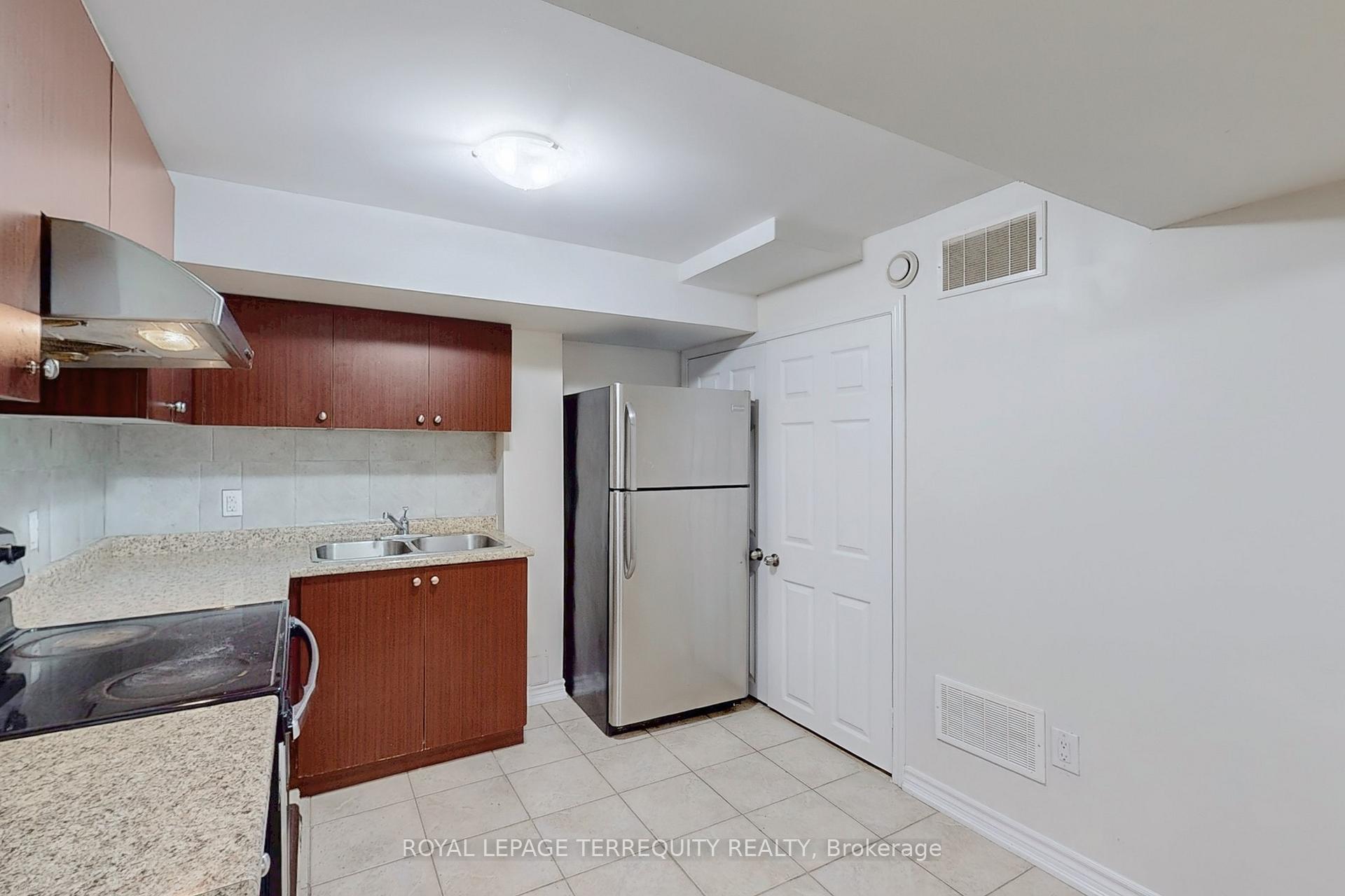 Photo 43 of 54 Mistdale Crescent, Brampton, Fletcher's Meadow — HOMEH