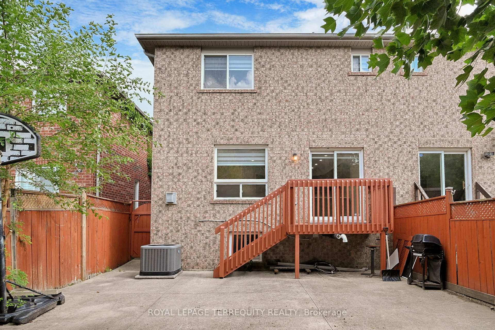 Photo 34 of 54 Mistdale Crescent, Brampton, Fletcher's Meadow — HOMEH