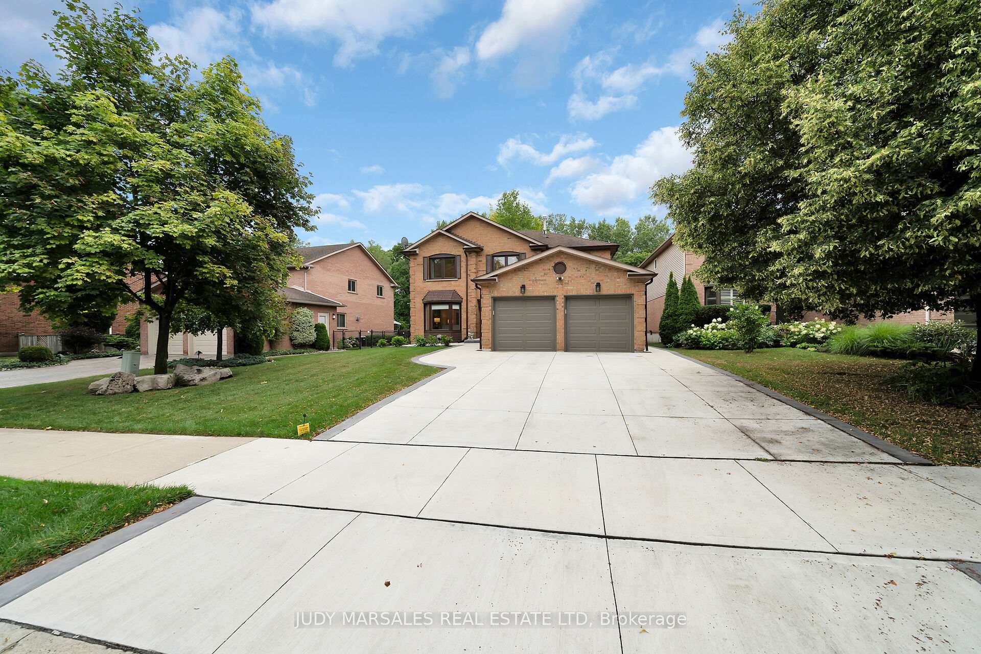 Photo 2 of 26 Huntingwood Avenue, Hamilton, Dundas — HOMEH