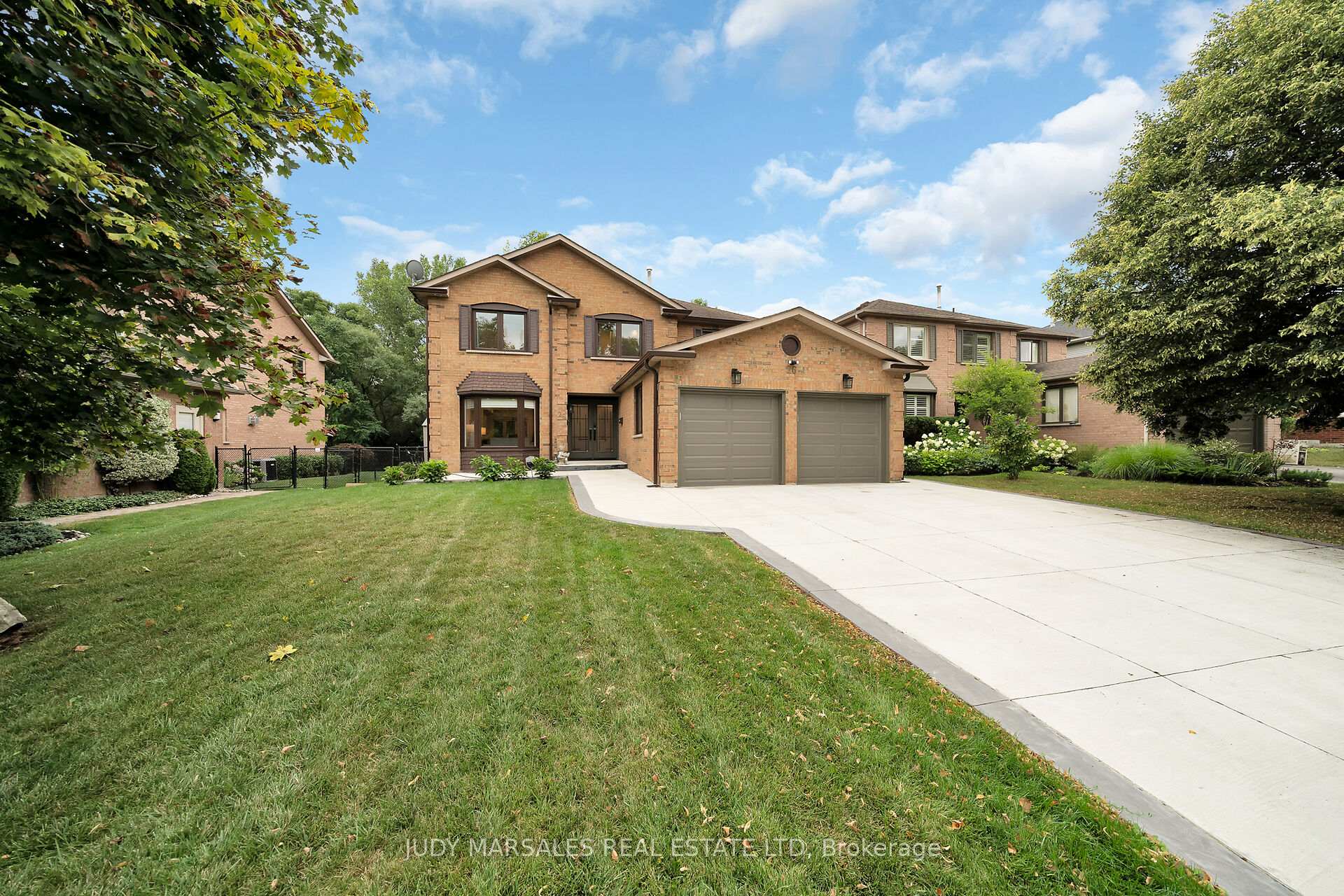 Photo 3 of 26 Huntingwood Avenue, Hamilton, Dundas — HOMEH