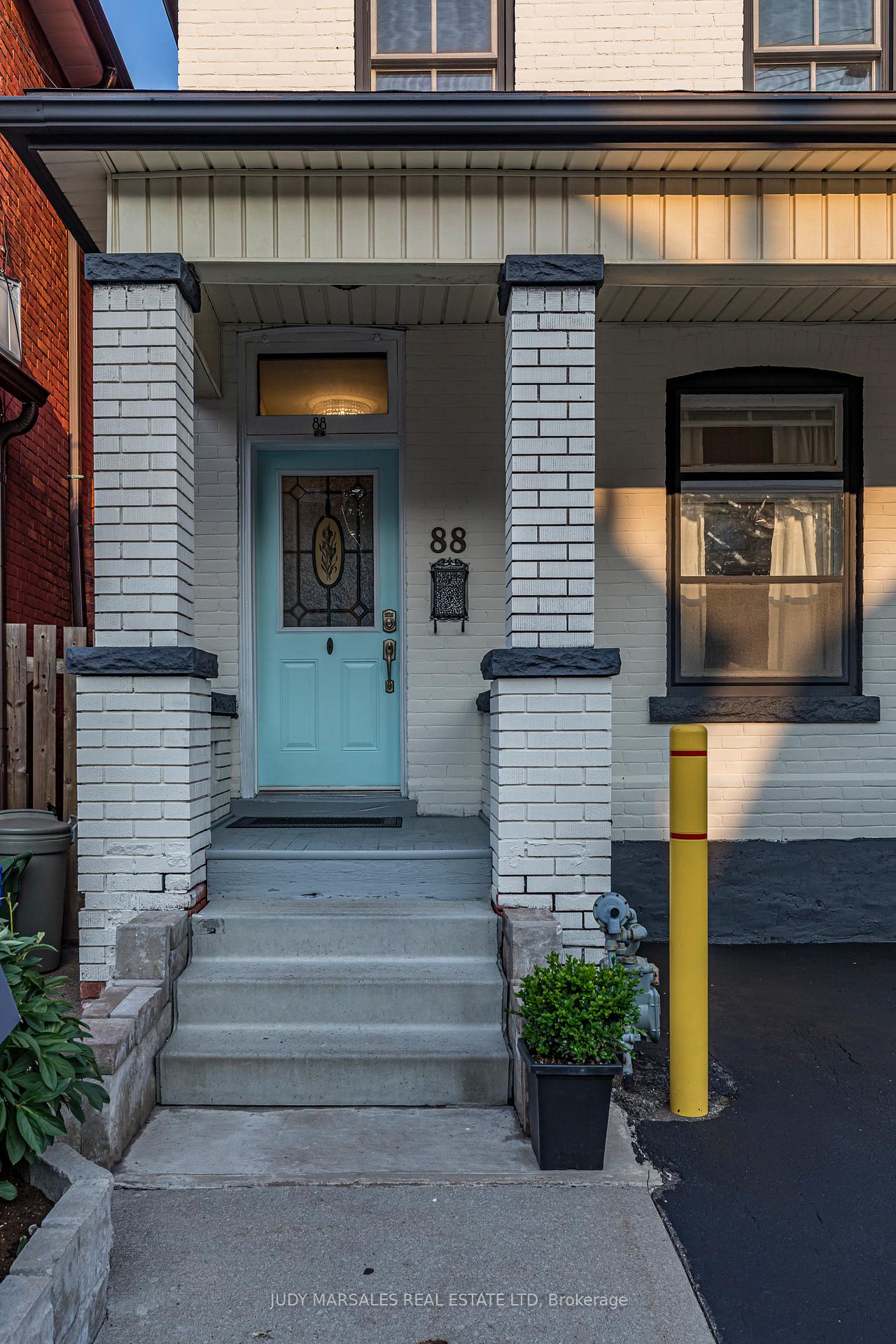 Photo 3 of 88 Oxford Street, Hamilton, Strathcona — HOMEH