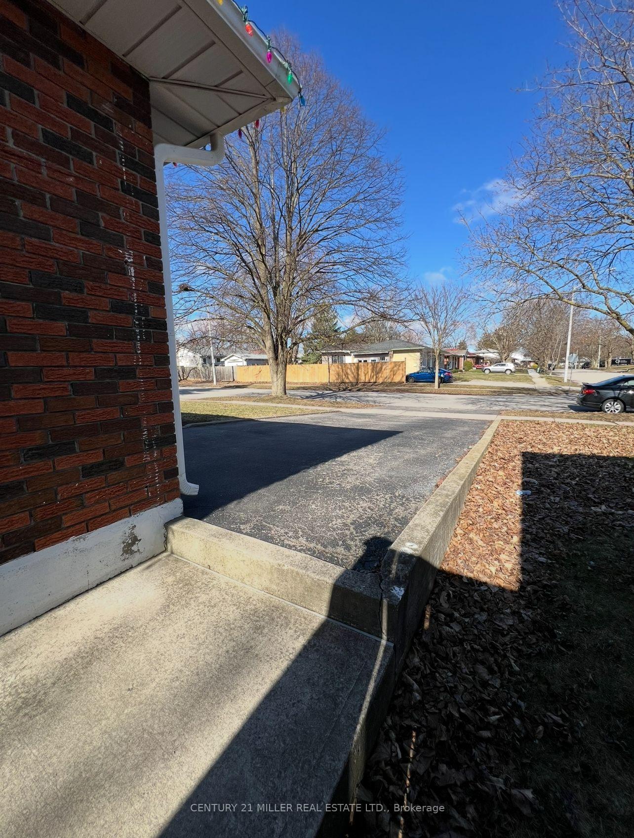 Photo 2 of 11 Winding Way, Brant, Brantford Twp — HOMEH