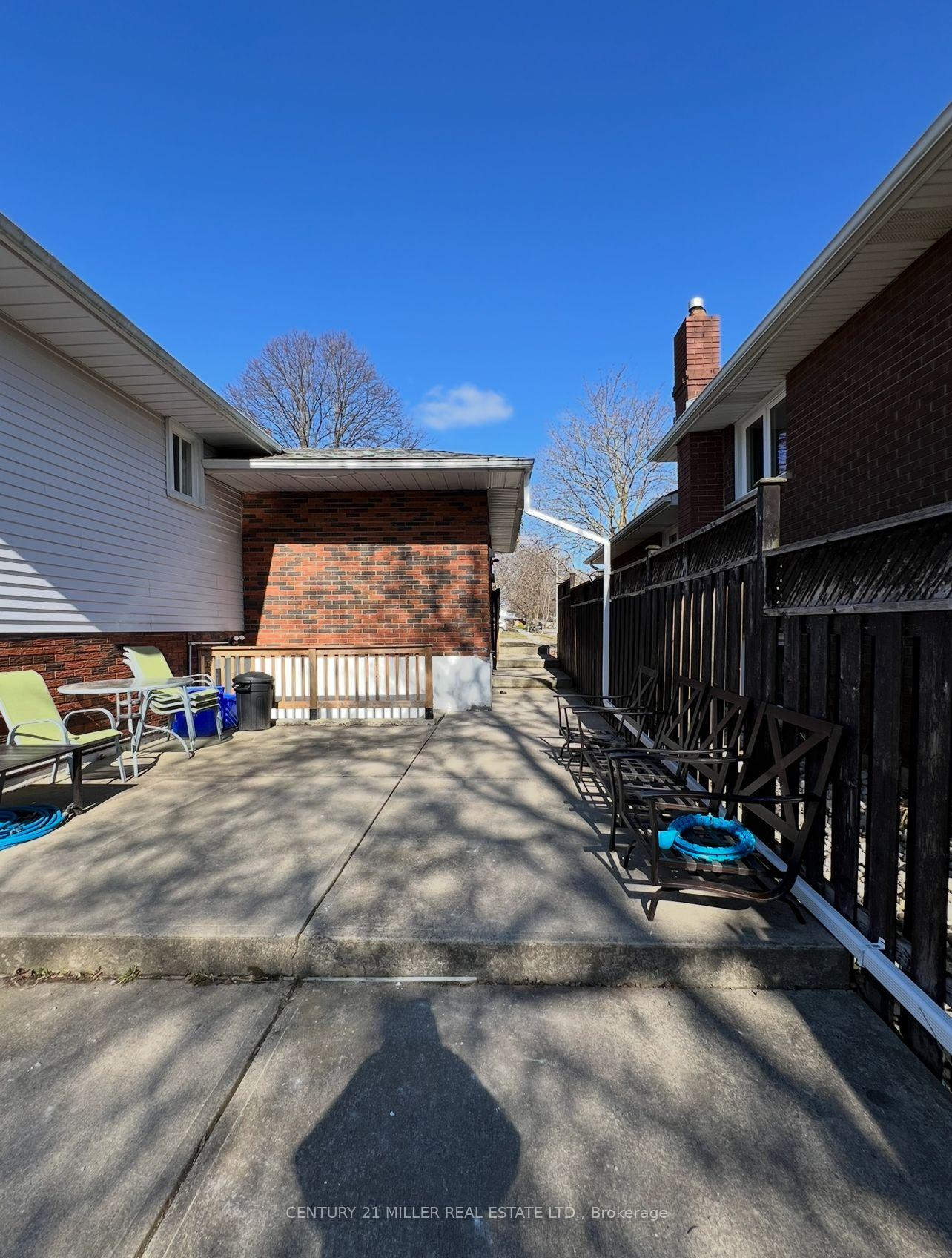 Photo 3 of 11 Winding Way, Brant, Brantford Twp — HOMEH