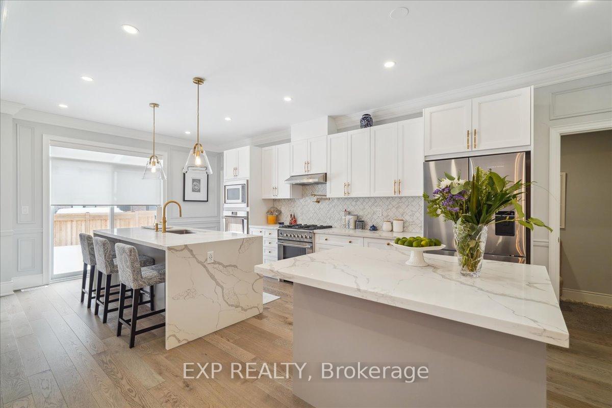 Photo 5 of 21 Coldwell Bay Circle, Vaughan, Kleinburg — HOMEH