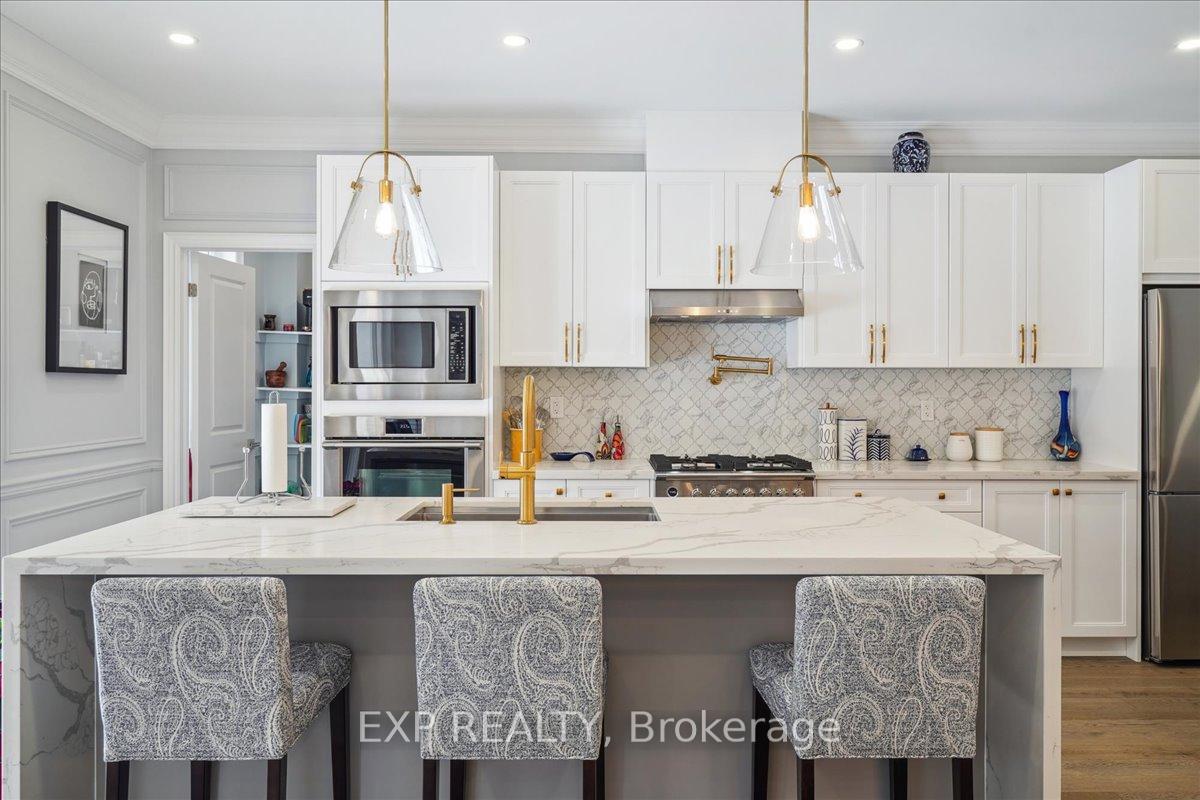 Photo 10 of 21 Coldwell Bay Circle, Vaughan, Kleinburg — HOMEH