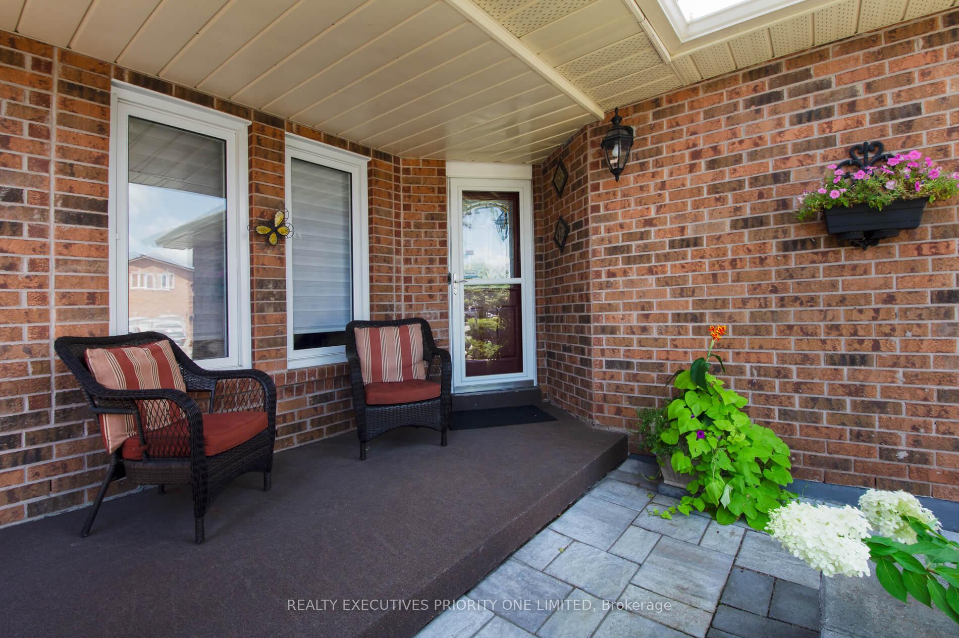 Photo 4 of 104 Lamar Street, Vaughan, Maple — HOMEH