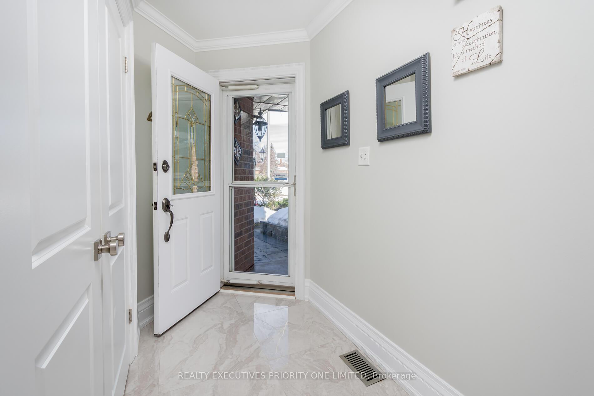 Photo 5 of 104 Lamar Street, Vaughan, Maple — HOMEH