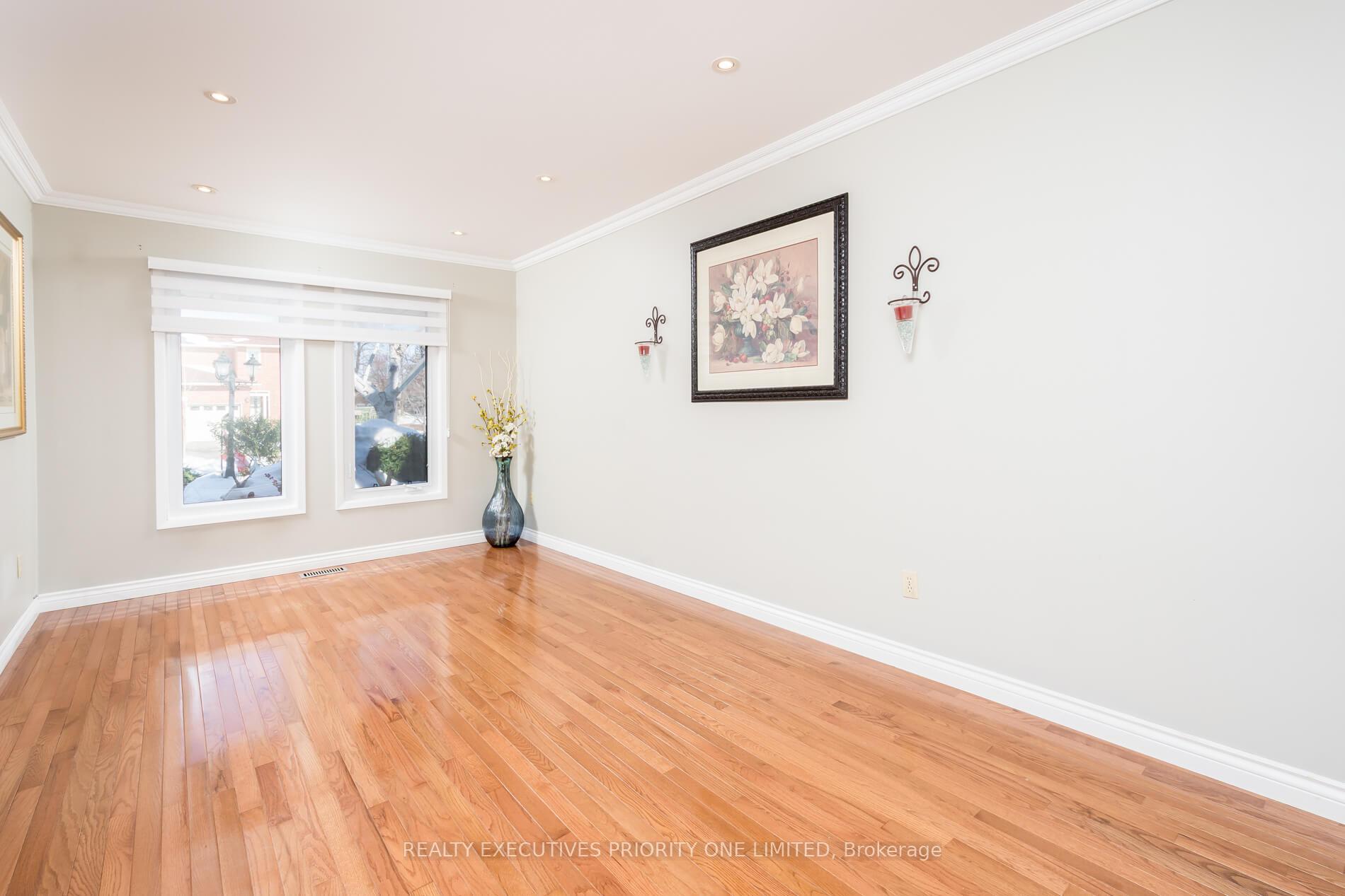 Photo 6 of 104 Lamar Street, Vaughan, Maple — HOMEH