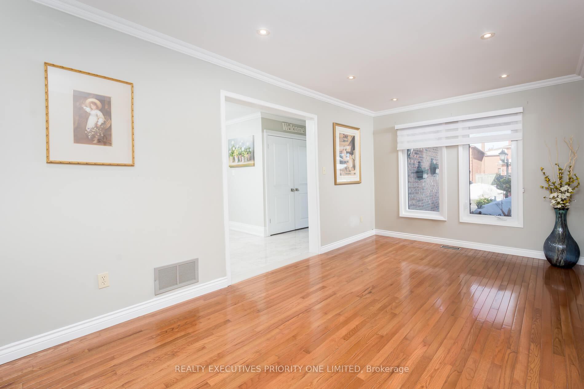 Photo 7 of 104 Lamar Street, Vaughan, Maple — HOMEH