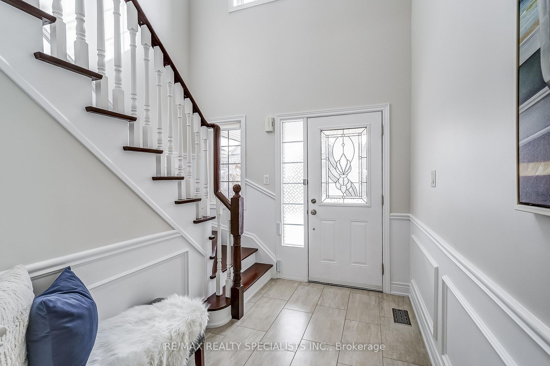 Photo 3 of 60 Canyon Gate Crescent, Vaughan, Rural Vaughan — HOMEH