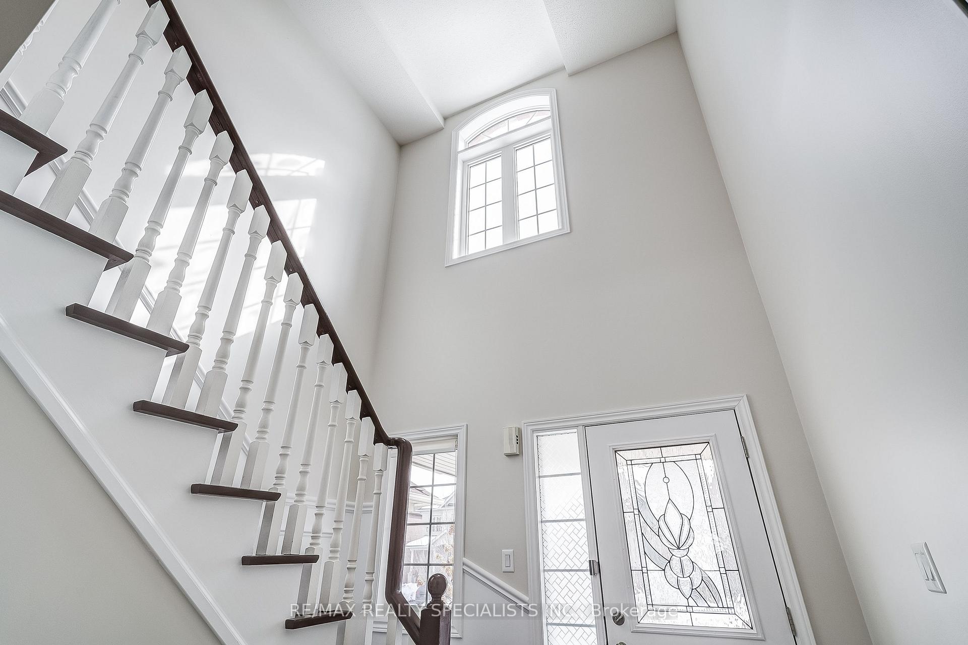 Photo 4 of 60 Canyon Gate Crescent, Vaughan, Rural Vaughan — HOMEH