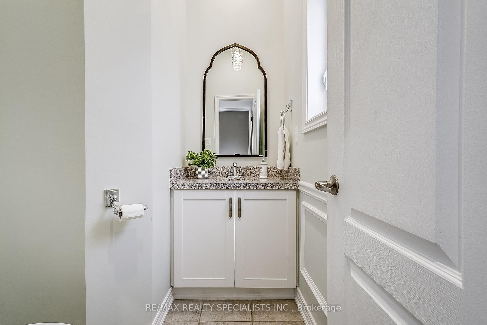 Photo 5 of 60 Canyon Gate Crescent, Vaughan, Rural Vaughan — HOMEH