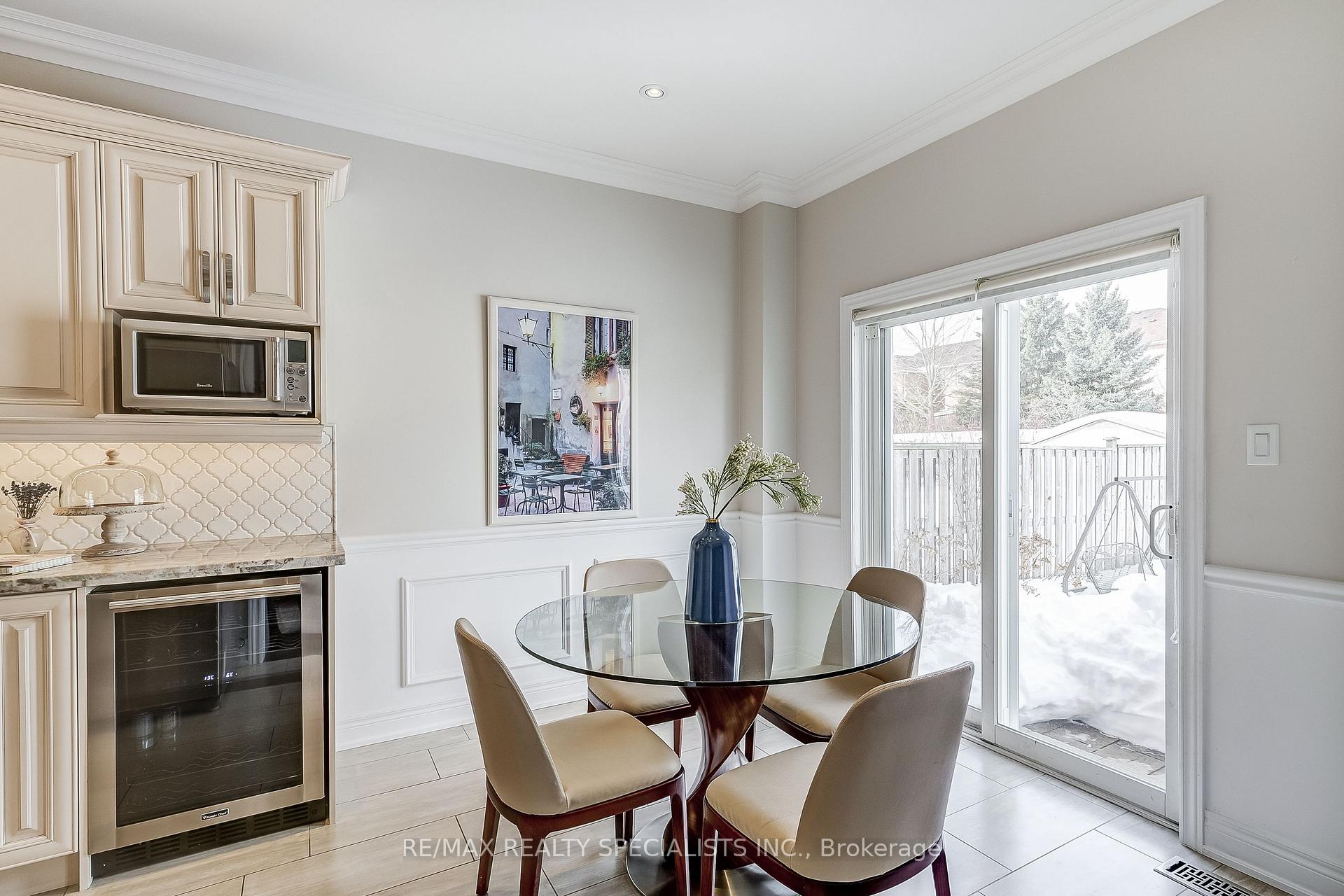 Photo 11 of 60 Canyon Gate Crescent, Vaughan, Rural Vaughan — HOMEH