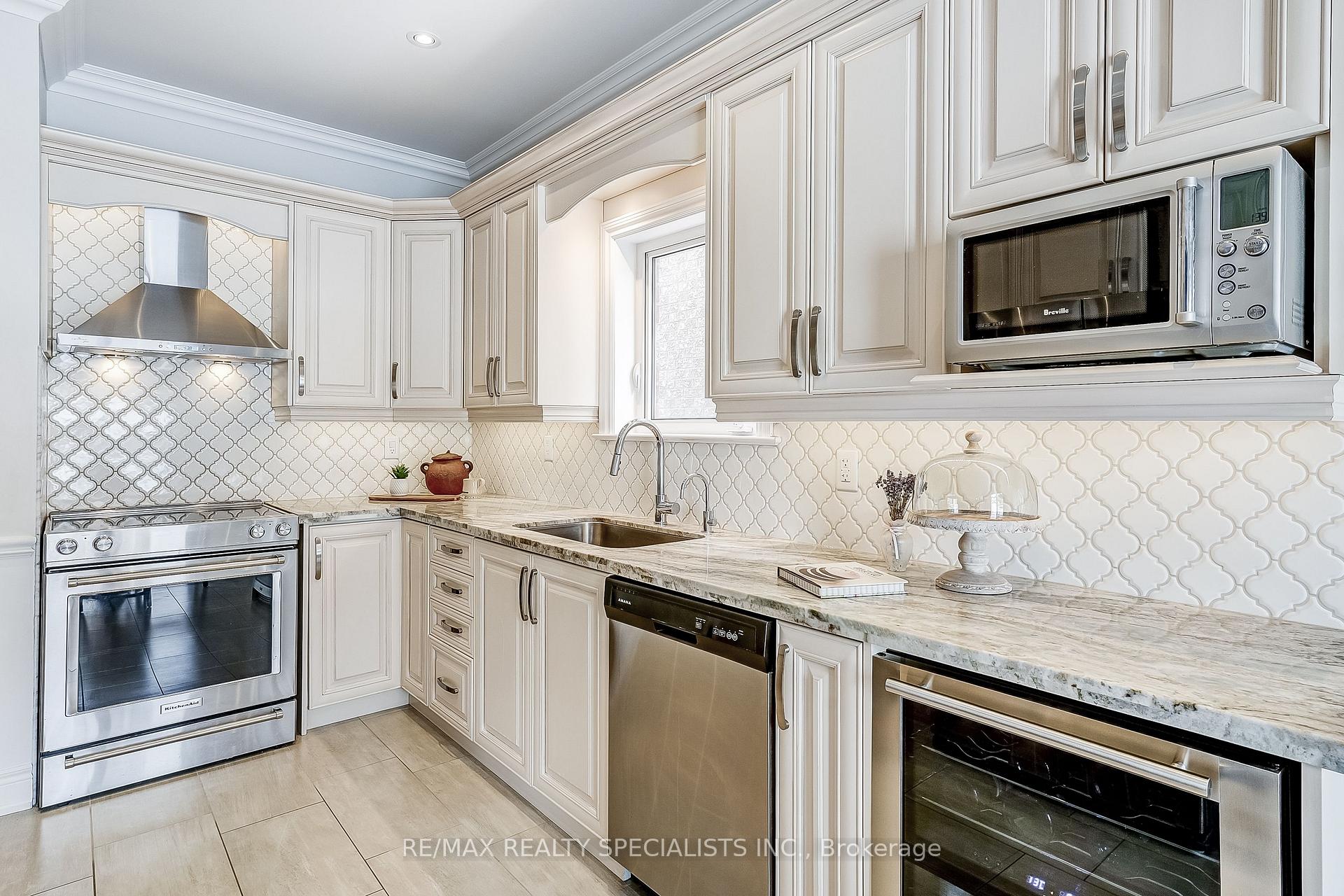 Photo 13 of 60 Canyon Gate Crescent, Vaughan, Rural Vaughan — HOMEH