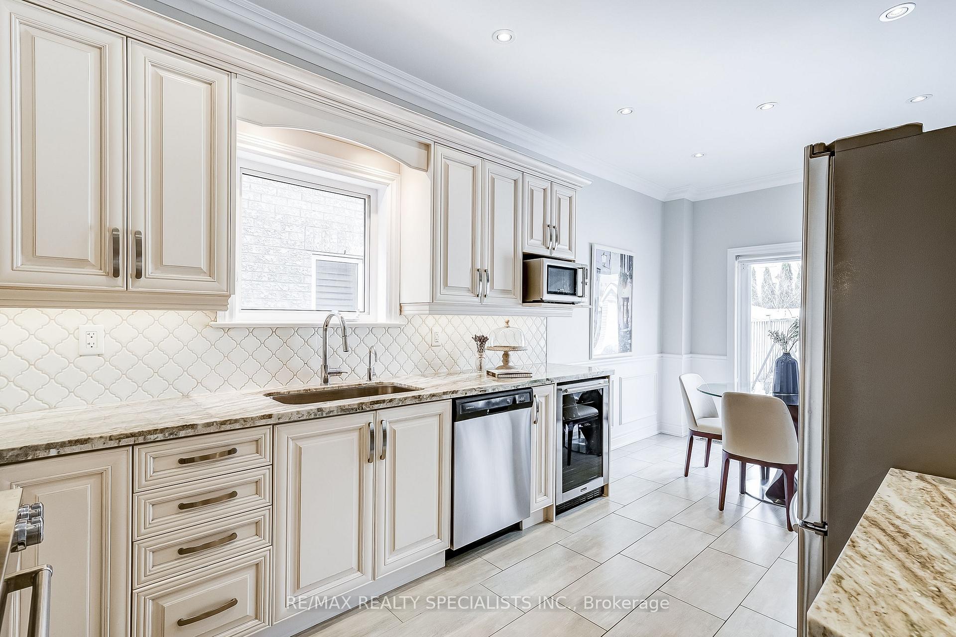 Photo 16 of 60 Canyon Gate Crescent, Vaughan, Rural Vaughan — HOMEH