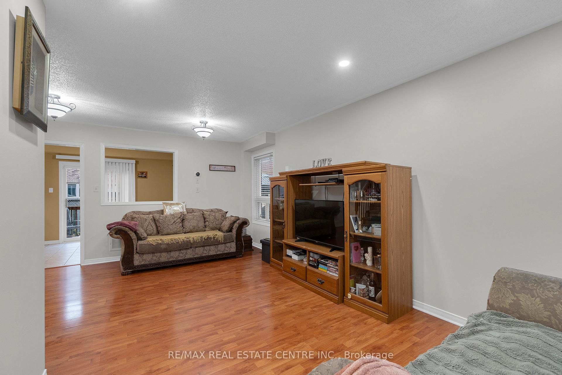 Photo 5 of 140 Saintsbury Crescent, Brampton, Sandringham-Wellington — HOMEH