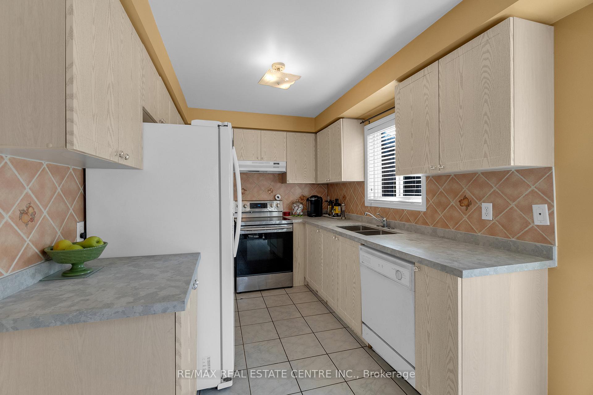 Photo 8 of 140 Saintsbury Crescent, Brampton, Sandringham-Wellington — HOMEH