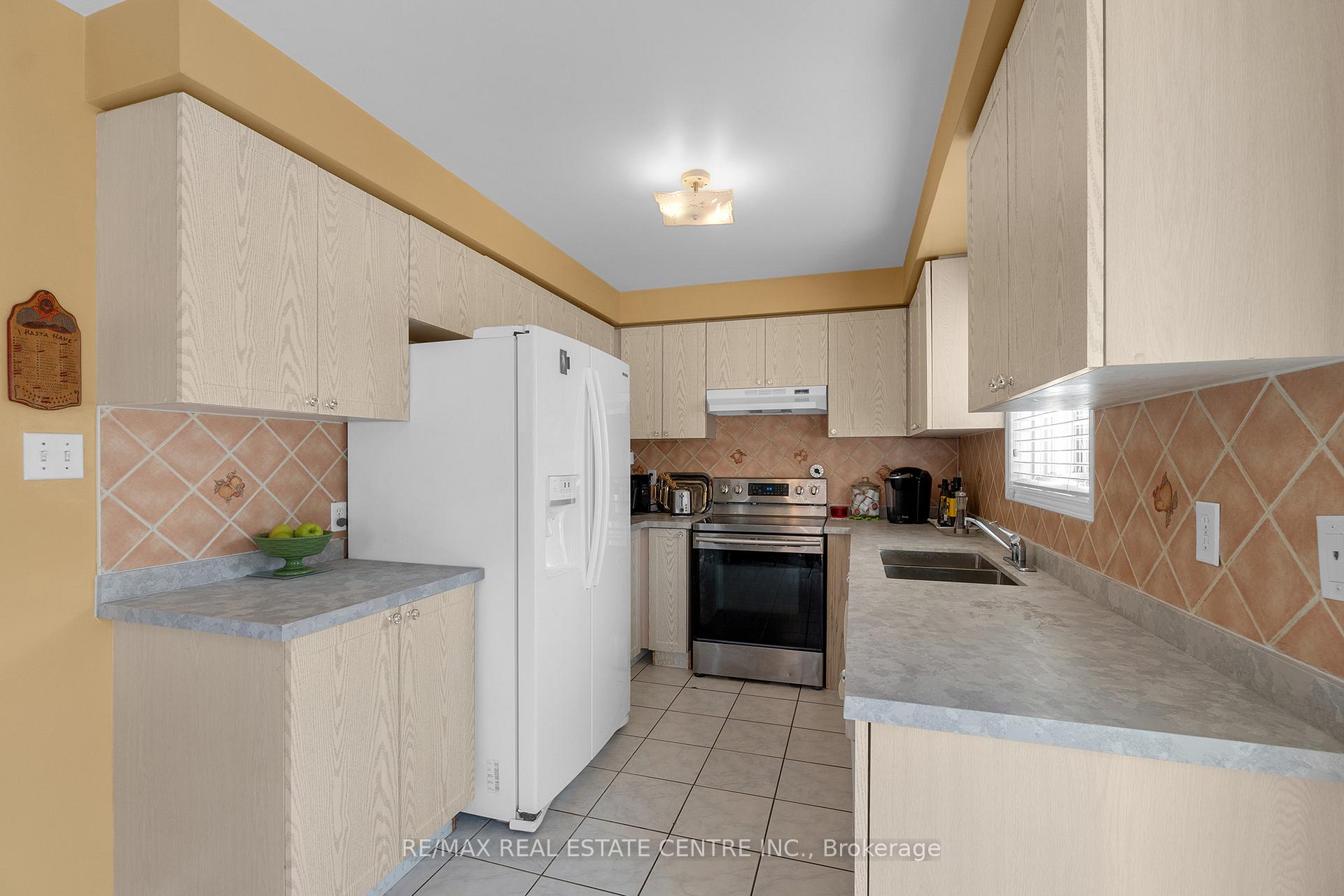 Photo 9 of 140 Saintsbury Crescent, Brampton, Sandringham-Wellington — HOMEH