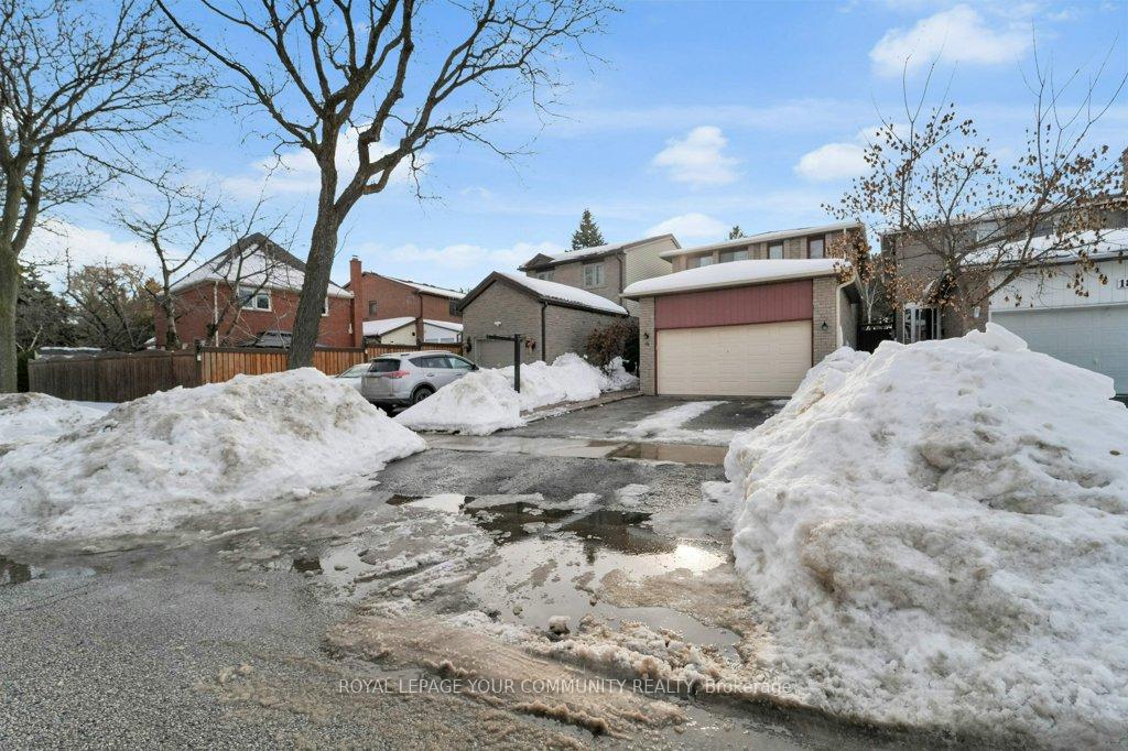 Photo 3 of 16 Mcclintock Crescent, Vaughan, Lakeview Estates — HOMEH