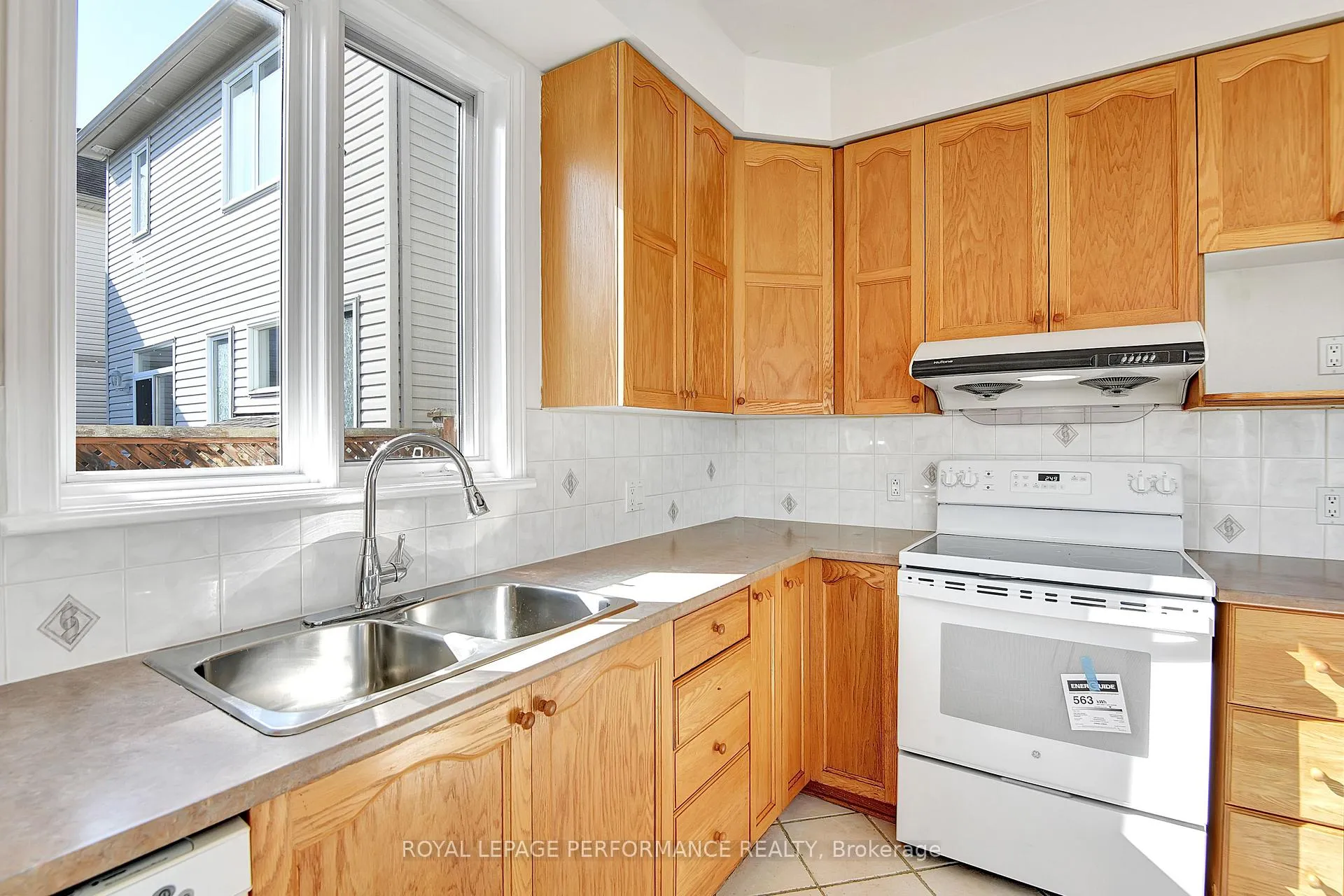 Photo 10 of 22 Mountain Ash Drive, Ottawa, Barrhaven East — HOMEH