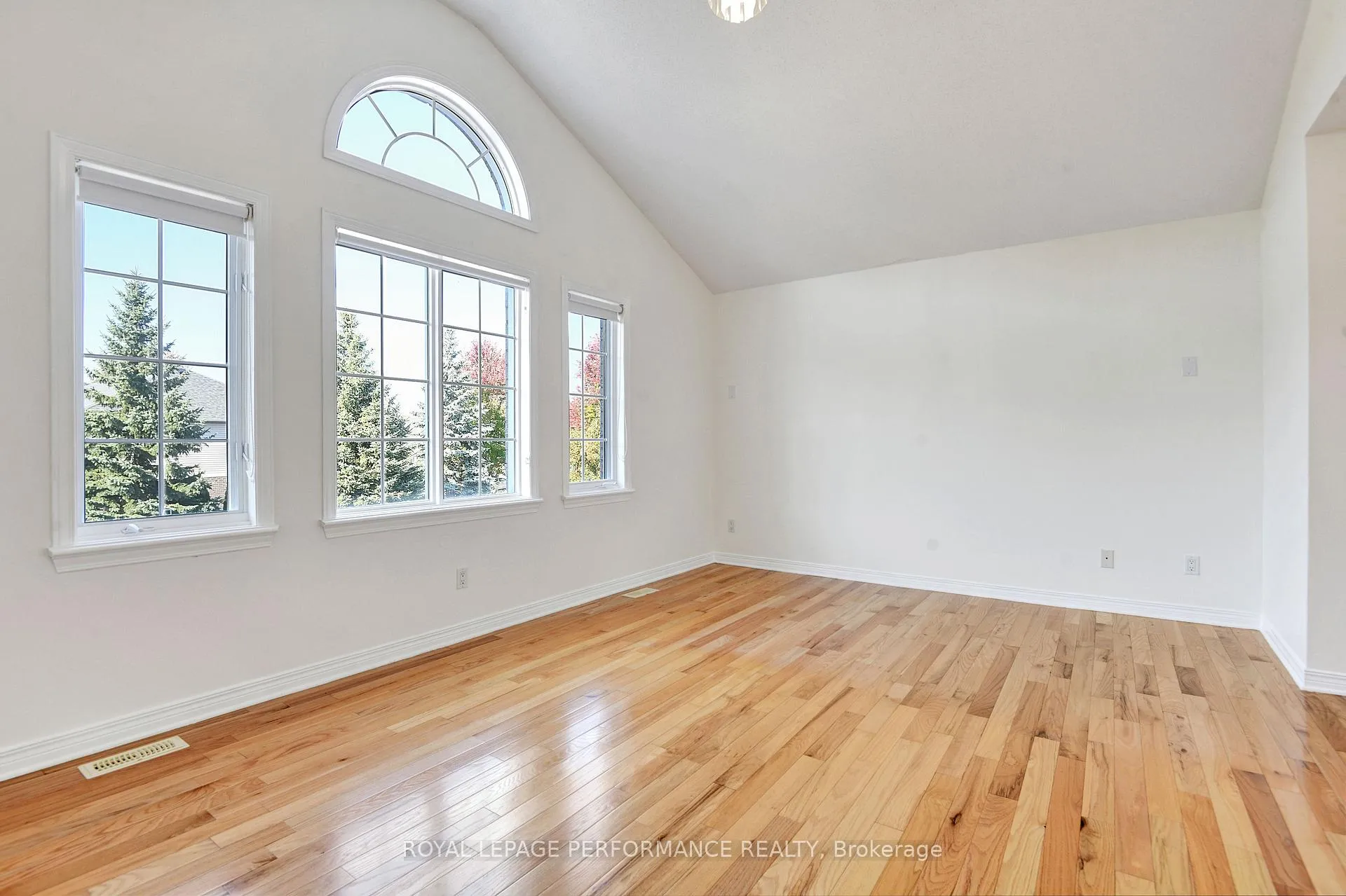 Photo 18 of 22 Mountain Ash Drive, Ottawa, Barrhaven East — HOMEH