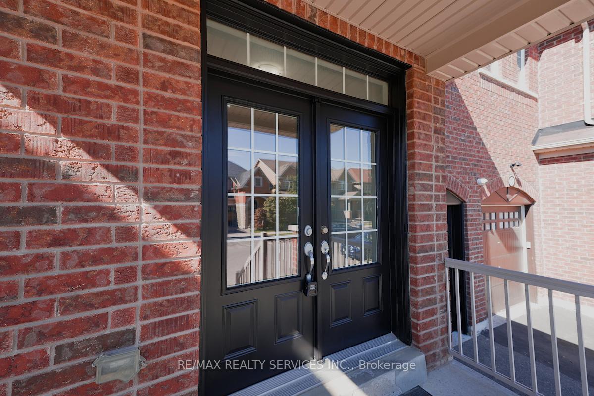 Photo 4 of 30 Loftsmoor Drive, Brampton, Sandringham-Wellington — HOMEH