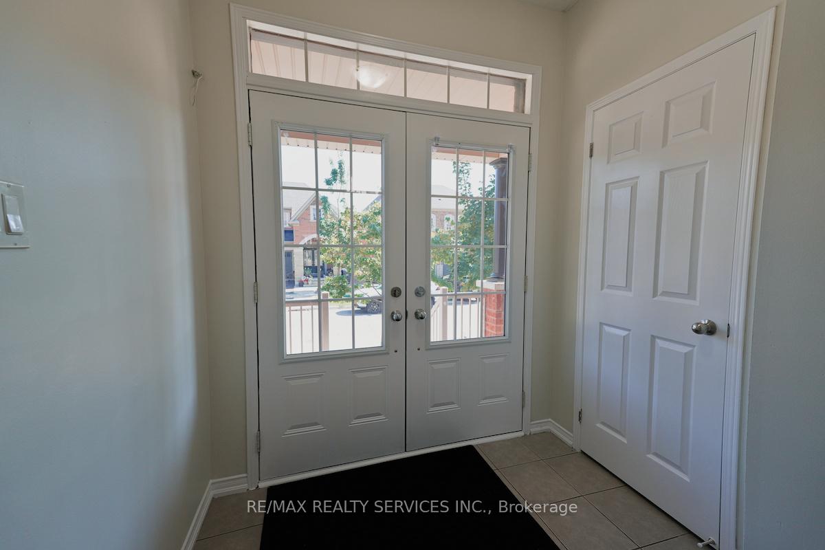 Photo 5 of 30 Loftsmoor Drive, Brampton, Sandringham-Wellington — HOMEH