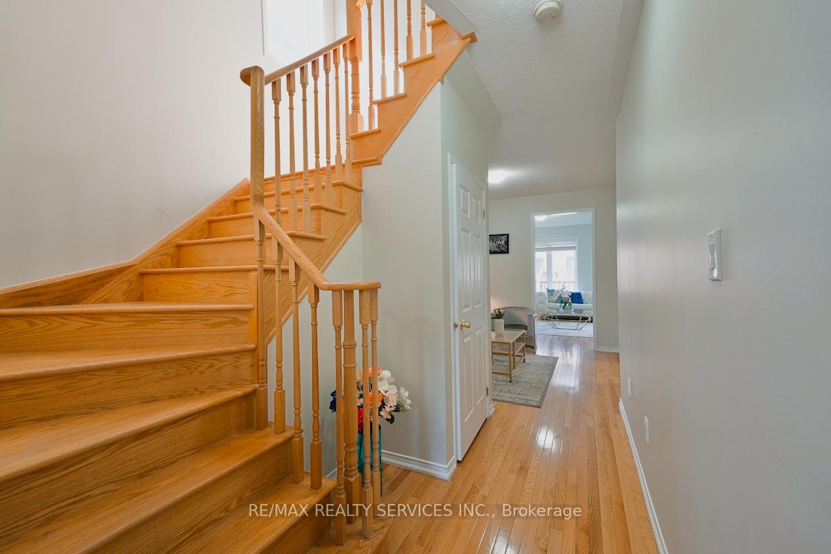 Photo 7 of 30 Loftsmoor Drive, Brampton, Sandringham-Wellington — HOMEH
