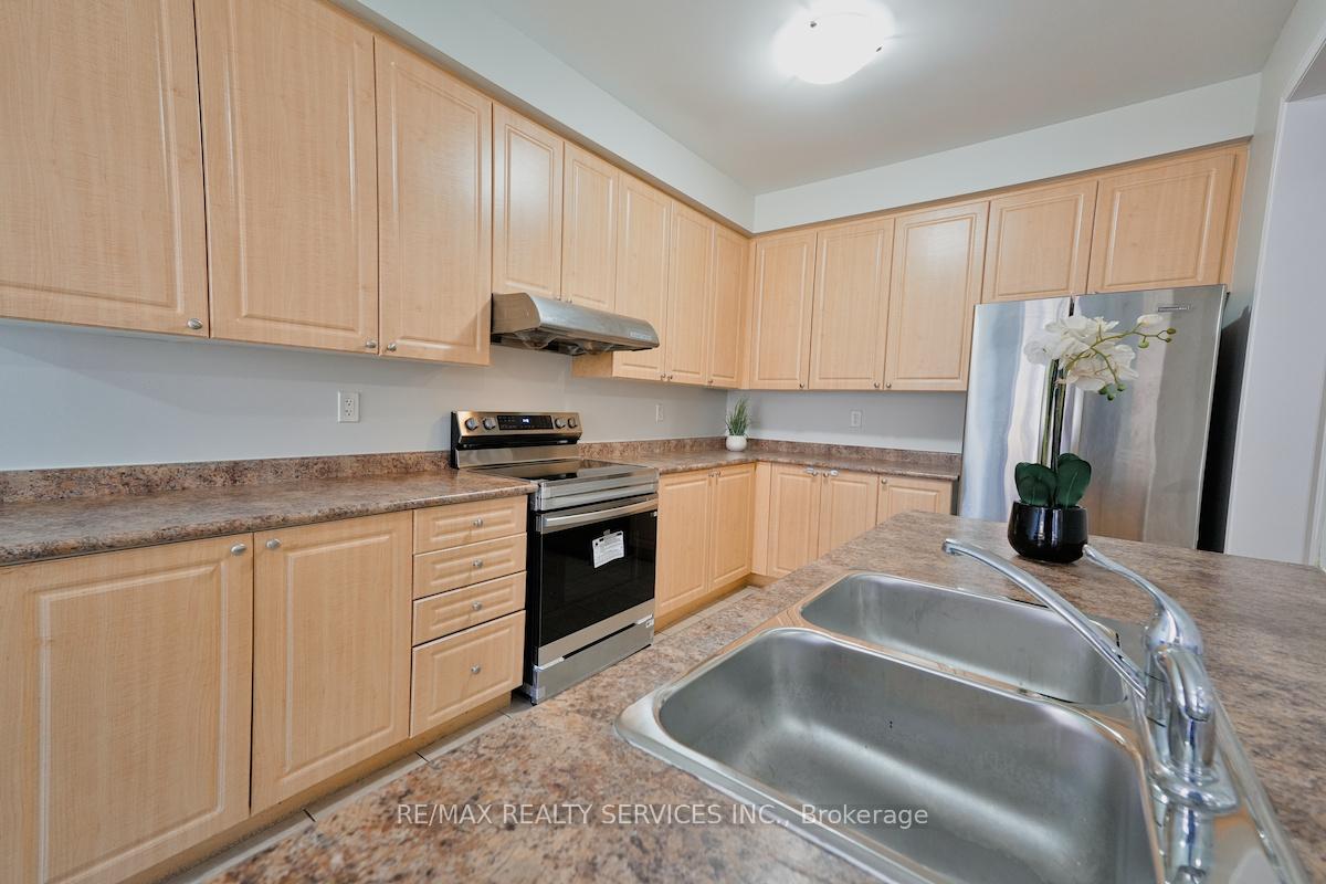 Photo 10 of 30 Loftsmoor Drive, Brampton, Sandringham-Wellington — HOMEH