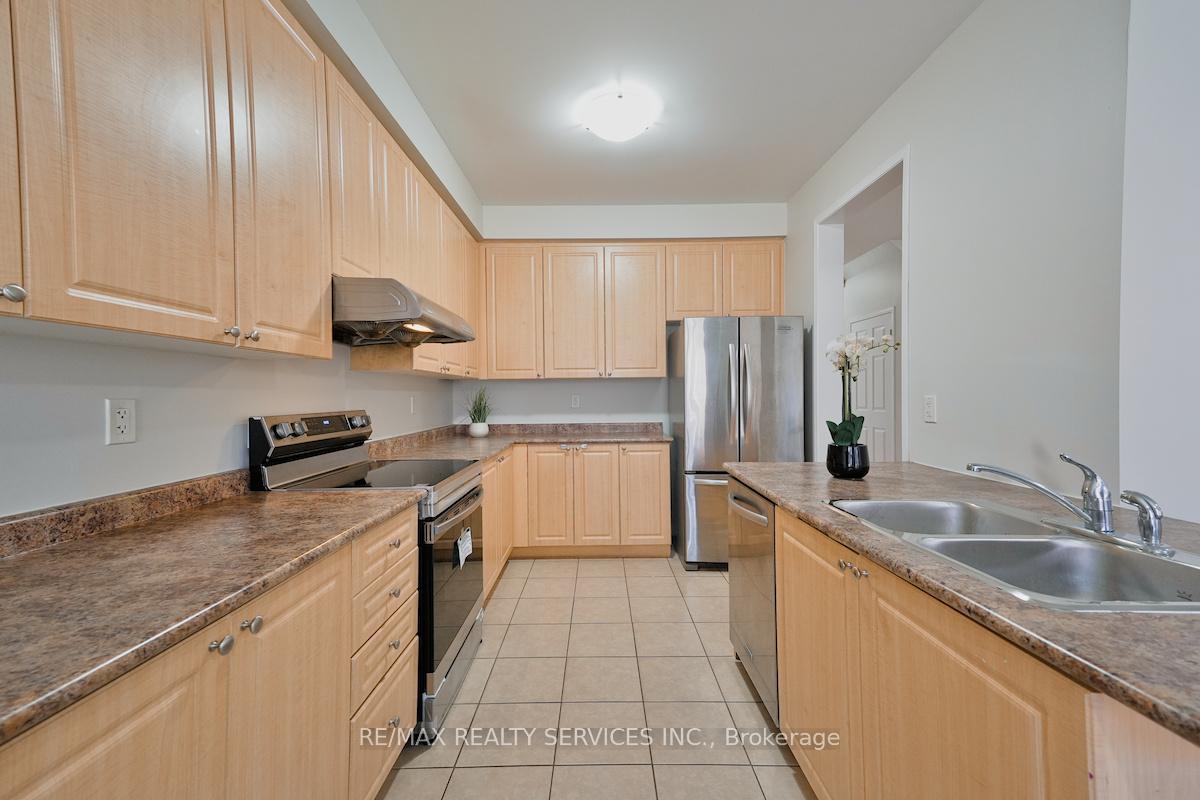 Photo 11 of 30 Loftsmoor Drive, Brampton, Sandringham-Wellington — HOMEH