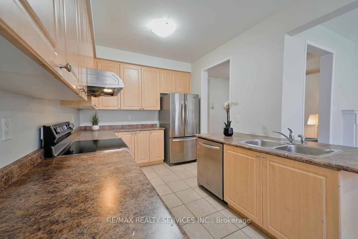 Photo 12 of 30 Loftsmoor Drive, Brampton, Sandringham-Wellington — HOMEH