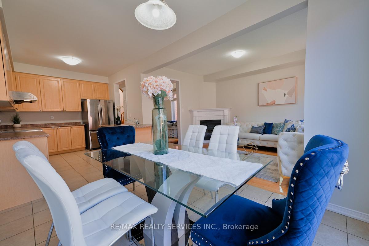 Photo 13 of 30 Loftsmoor Drive, Brampton, Sandringham-Wellington — HOMEH
