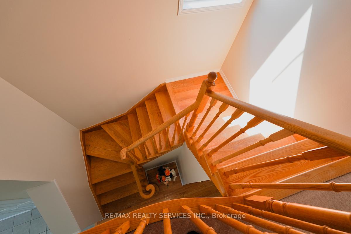 Photo 14 of 30 Loftsmoor Drive, Brampton, Sandringham-Wellington — HOMEH