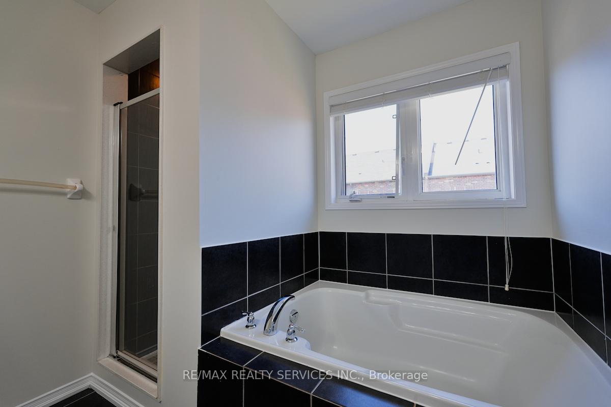 Photo 19 of 30 Loftsmoor Drive, Brampton, Sandringham-Wellington — HOMEH