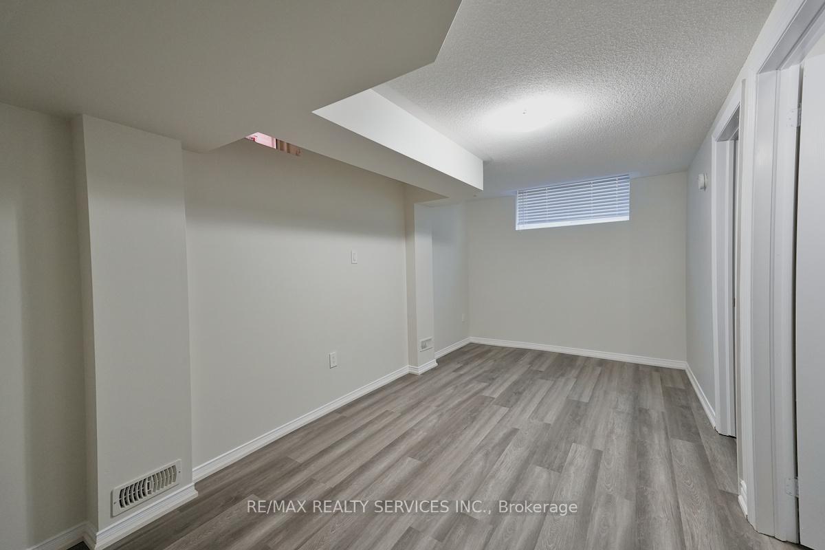 Photo 33 of 30 Loftsmoor Drive, Brampton, Sandringham-Wellington — HOMEH