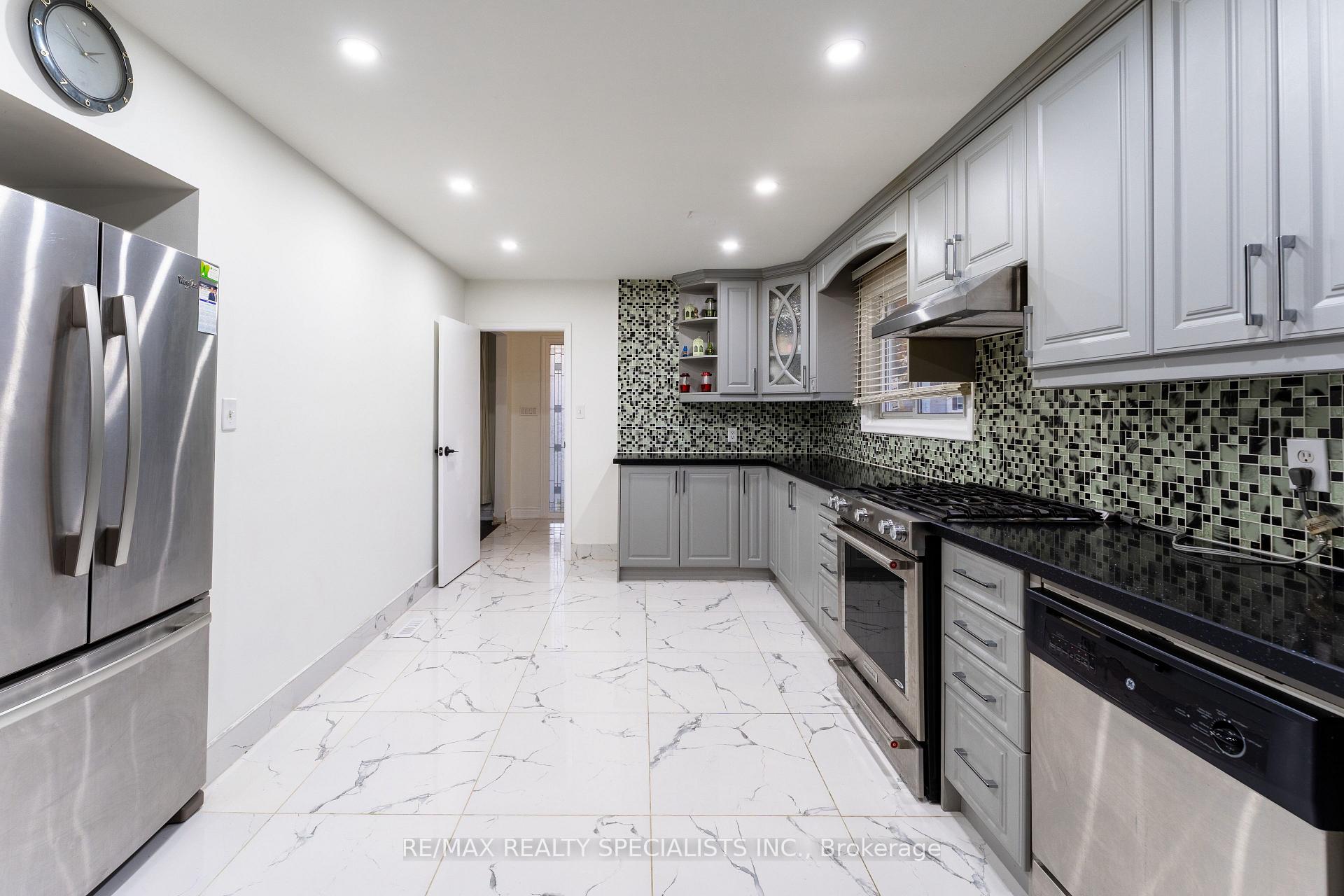 Photo 17 of 21 Parkend Avenue, Brampton, Brampton South — HOMEH